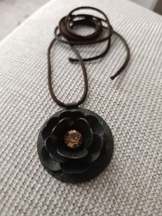Collar flor con brillante
