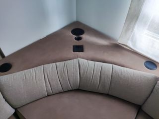 Sofá esquinero tela beige y marrón