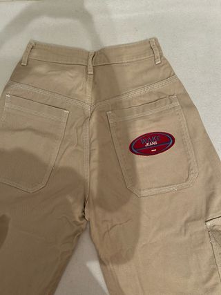 Pantalones cargo beige con bordado