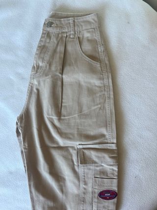 Pantalones cargo beige con bordado