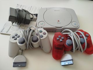 Sony PS One + 2 mandos (blanco y rojo)