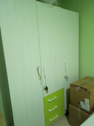 Armario blanco y verde