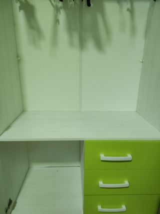 Armario blanco y verde