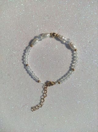 Pulsera de perlas y cuentas doradas