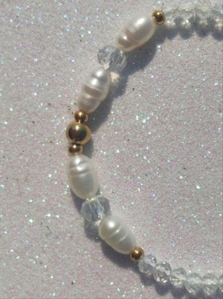 Pulsera de perlas y cuentas doradas