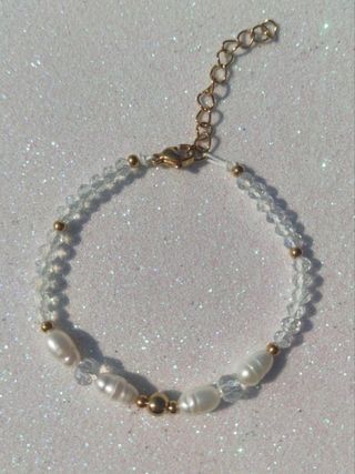 Pulsera de perlas y cuentas doradas