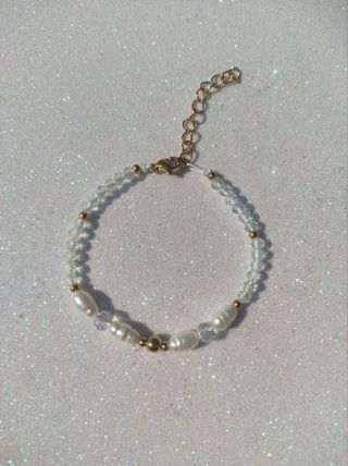 Pulsera de perlas y cuentas doradas
