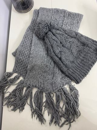 Sciarpa e cappello grigio di Terranova caldo