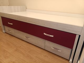 Cama nido compacta berenjena y blanca