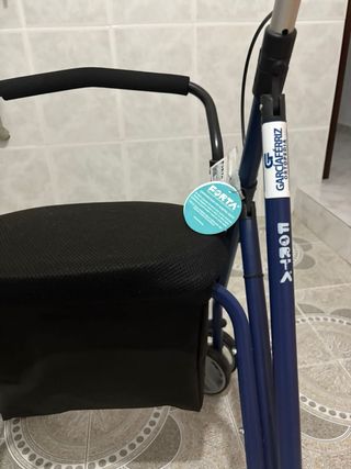 Andador 4 ruedas con asiento y bolsa