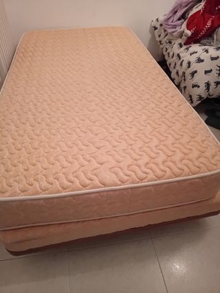 Dos camas de tela y madera con colchones