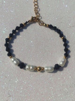 Pulsera perlas y cuentas negras