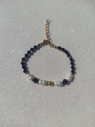 Pulsera perlas y cuentas negras