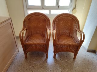 Dos sillones de mimbre