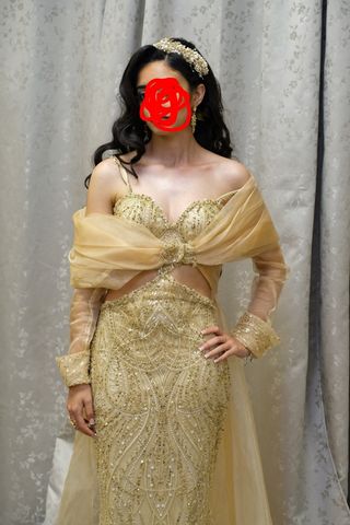 Vestido de fiesta dorado con pedrería y abrigo