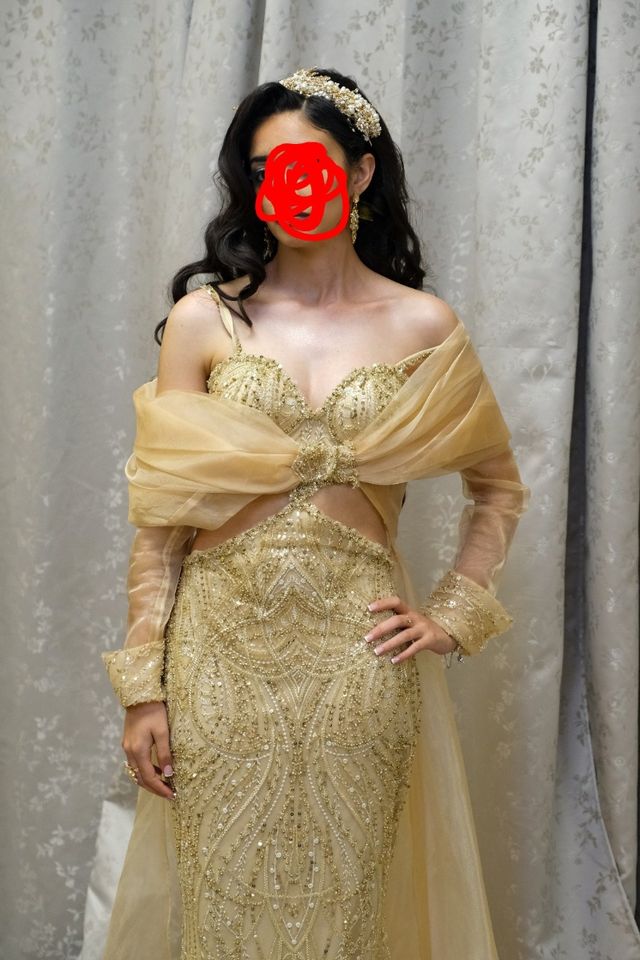 Vestido de fiesta dorado con pedrería y abrigo