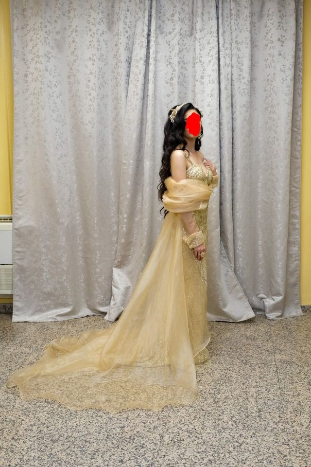 Vestido de fiesta dorado con pedrería y abrigo