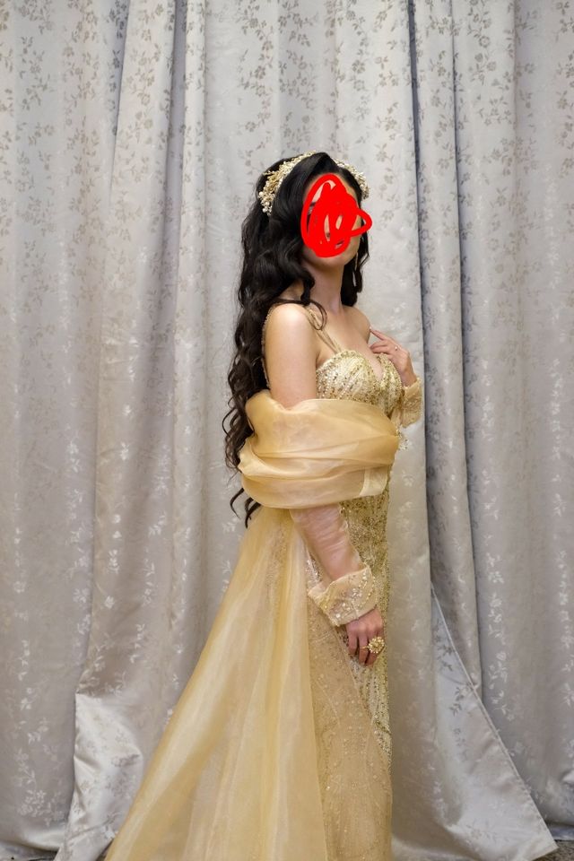 Vestido de fiesta dorado con pedrería y abrigo