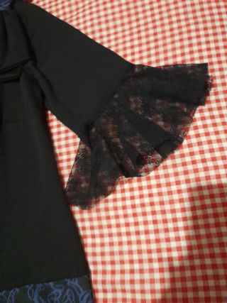Elegante vestido negro y azul