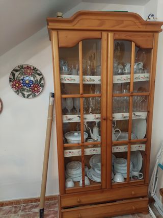 Vitrina de madera con puertas de cristal