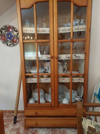 Vitrina de madera con puertas de cristal