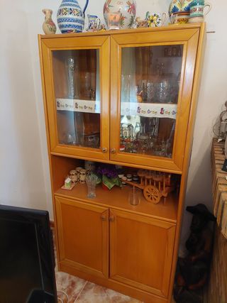Mueble de madera con vitrina