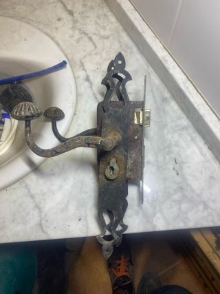 Cerradura antigua de puerta con pomo