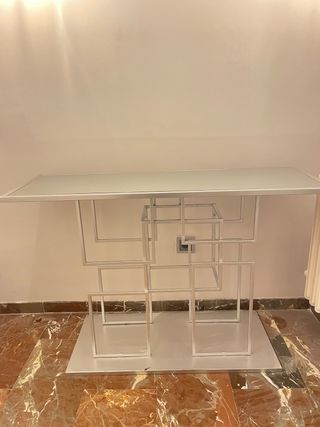 Mueble recibidor plateado con diseño geométrico