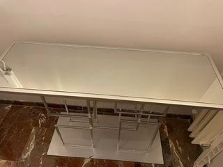Mueble recibidor plateado con diseño geométrico