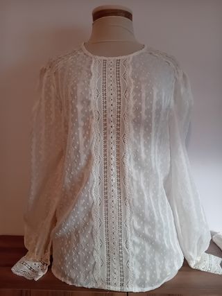 Blusa blanca con encaje