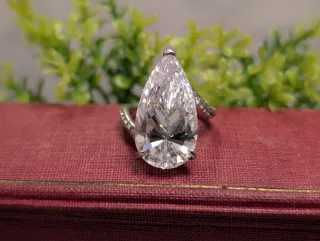 Anillo de lujo con circonita