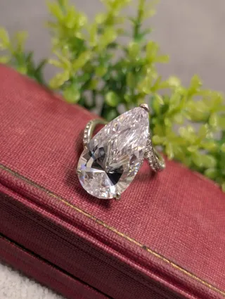 Anillo de lujo con circonita