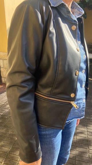 Chaqueta efecto cuero negra