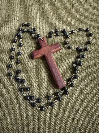 Rosario de madera con cruz marrón