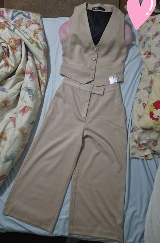 Conjunto Zara chaleco y pantalón beige