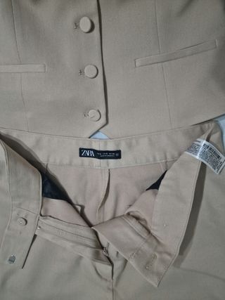 Conjunto Zara chaleco y pantalón beige