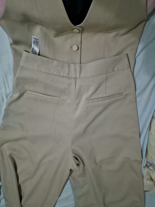 Conjunto Zara chaleco y pantalón beige