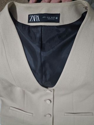 Conjunto Zara chaleco y pantalón beige