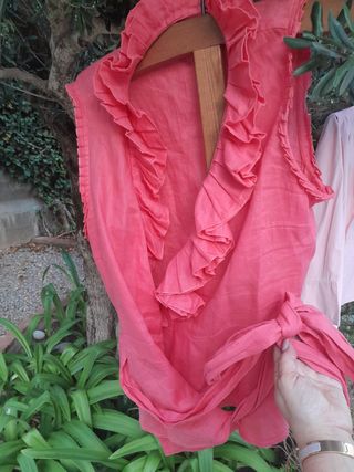 Blusa rosa con volantes