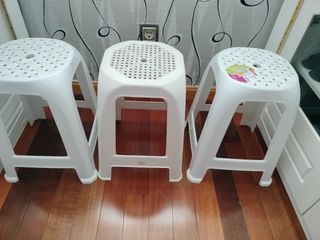 Taburetes blancos de plástico