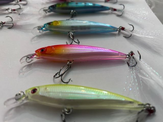 lote de 10 señuelos minnows con pluma de 7gr 