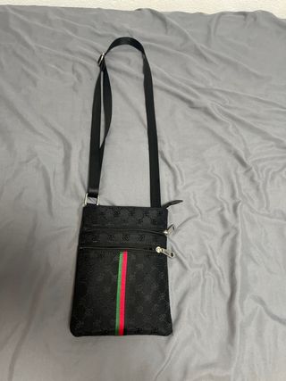 Riñonera Negra con Rayas Verdes y Rojas