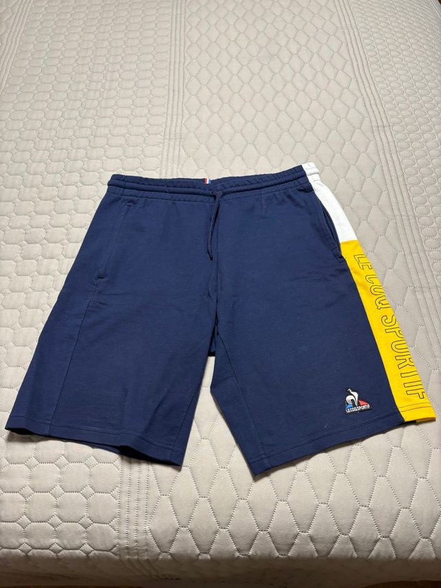 Le Coq Sportif Pantalón Corto Azul y Amarillo
