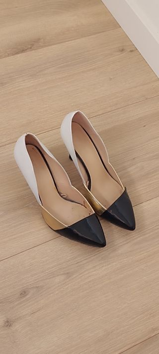 Zapatos de tacón blanco, negro y dorado