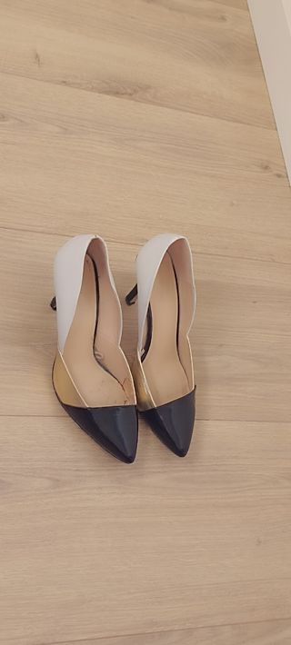Zapatos de tacón blanco, negro y dorado