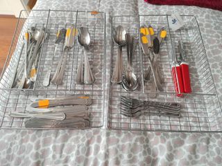 Organizador de cubiertos de metal y plástico