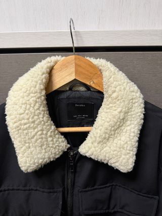 Chaqueta Bomber Bershka Negra con Cuello