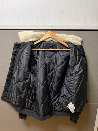 Chaqueta Bomber Bershka Negra con Cuello