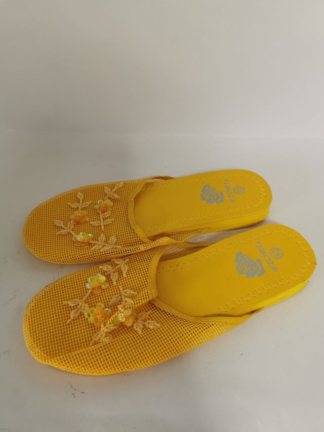 Pantuflas Amarillas Flores Talla 38-39 nuevas.