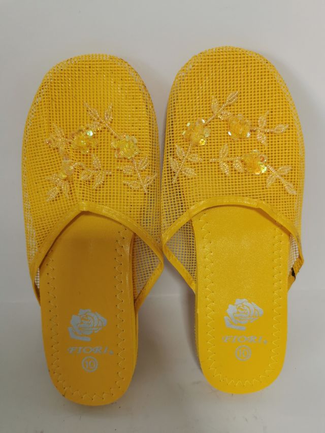 Pantuflas Amarillas Flores Talla 38-39 nuevas.